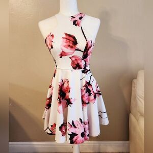 Beautiful floral chocker dress. Great for dancing flows beautifully